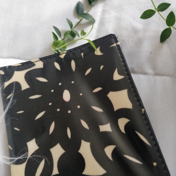 Kate Spade | Floral Passport Holder - Picture 3 of 14
